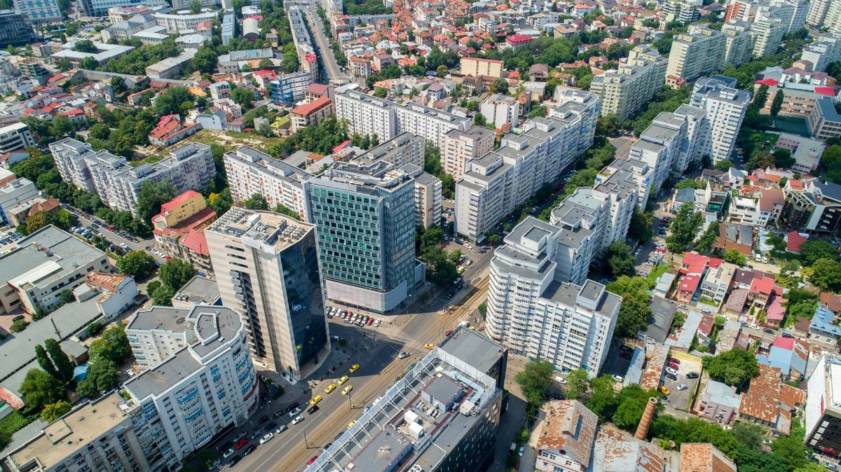 Vedere aeriană a unui oraș, reprezentativă pentru vizibilitatea online a brandurilor românești locale